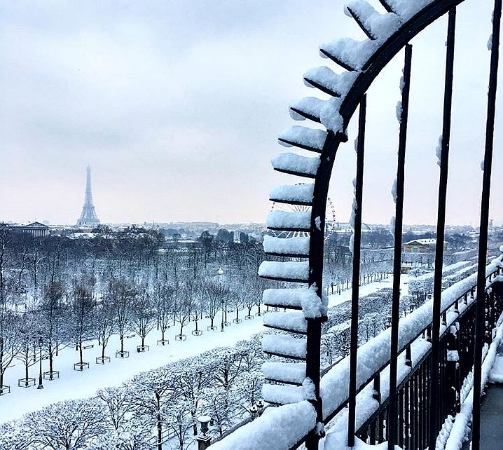 Meteos_'s tweet photo. #Paris sous la #neige ce mercredi matin #NeigeParis #TourEiffel #EiffelTower #PontAlma #HoteldeVille #Louvre , via instagram https://t.co/yYYKq5mdty