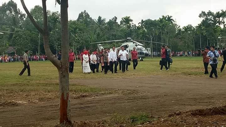 Top, Pembangunan Embung Desa di Sumbar bersama Presiden Joko Widodo

#ManfaatDanaDesa
#ManfaatDanaDesa
#ManfaatDanaDesa
#ManfaatDanaDesa
#ManfaatDanaDesa
#ManfaatDanaDesa
#ManfaatDanaDesa
#ManfaatDanaDesa
#TPPIKepri

<a href="/jokowi/">Joko Widodo</a> <a href="/EkoSandjojo/">Eko P. Sandjojo</a> <a href="/anwsanusi/">Anwar Sanusi</a> <a href="/taufikmadjid71/">IG : taufik.madjid</a> @fachrilabalado