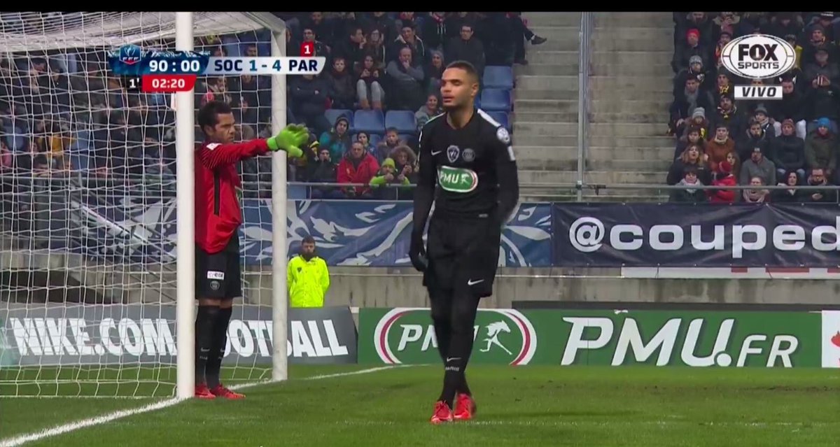 "Layvin décale! 
Encore? Je suis mm plus ds le mur!
Ouai encore un peu!
Mais jvais sortir du terrain là!
Bé ouai c'est le but.."