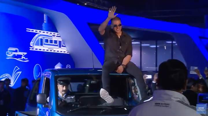 Akkistaan's tweet photo. Pics: @akshaykumar sir at #AutoExpo2018 

#2DaysToPadMan #PadmanInDelhi #Padman #Padmanin2days https://t.co/j15JLddaBW
