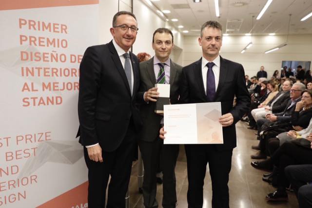 DissenyCV's tweet photo. La compañía #Newker y @VicenteNavarro_ galardonados en una jornada dedicada al #diseno de interior en @cevisama https://t.co/z3AcsxeDn8 @CDICV #interiorismo https://t.co/AShE2DkRZA
