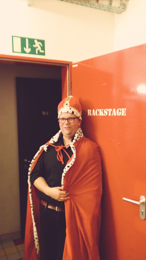 _paternoster_'s tweet image. Wir gratulieren @pianistberlin zum Titel des Spielekönigs und begrüßen ihn heute Abend wieder im Maschinenhaus am Soundtrack für unsere Langform "Dein Held - Deine Geschichte". 20 Uhr geht's los. #impro