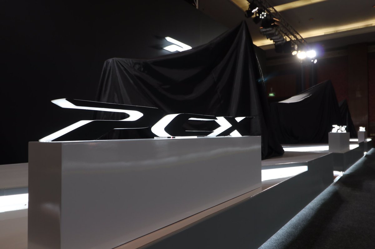 Ini dia yg Welovehonda maksud Brosis. Hayo kira-kira bentuk dan warna  seperti apa dibalik kain itu? #HondaPCX #HondaPCXIndonesia