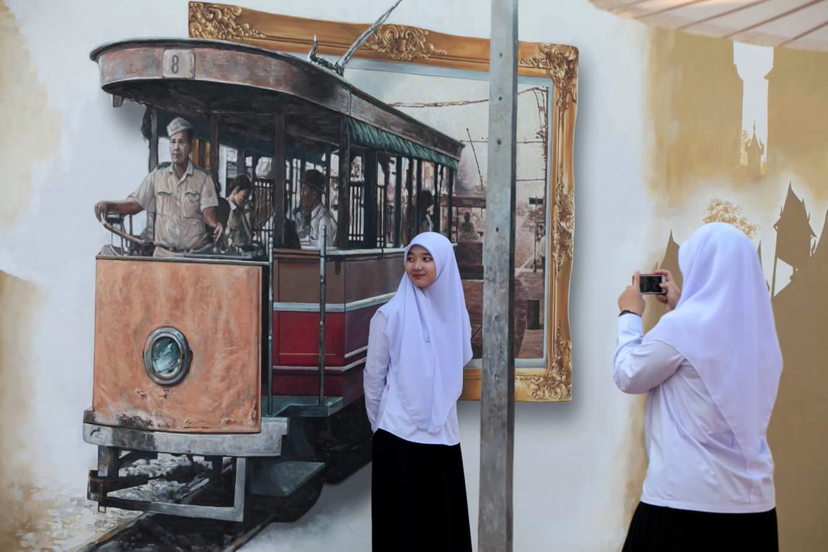 PostToday's tweet photo. ประชาชนทุกเพศทุกวัยมาถ่ายภาพกับดอกไม้ และสถานทีจัดงานอุ่นไอรัก คลายความหนาว ในช่วงเย็นหลังเลิกงาน บางคนแต่งกายด้วยชุดไทยย้อนยุคมาถ่ายภาพเพื่อให้เข้ากับบรรยากาศของงาน โดยงานจะมีขึ้นระหว่าง 8 ก.พ.ถึง 11 มี.ค นี้ ที่พระลานพระราชวังดุสิต
#posttodayphoto https://t.co/S5PuISeFdZ