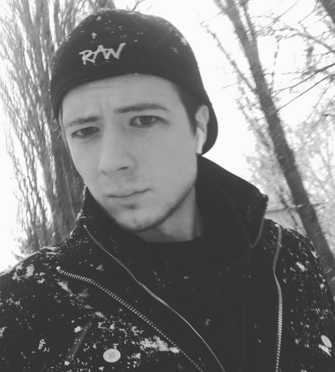 nmth_david's tweet photo. Reggel nem számítottam arra, hogy amikor kinézek az ablakon tiszta fehér lesz minden 🙈😊 Végre itt Győrben is látni egy kis havat így február elején ❄️🌨😂 #airpods #rawagency #ilovemyjob #snowday https://t.co/98cX7s65U6