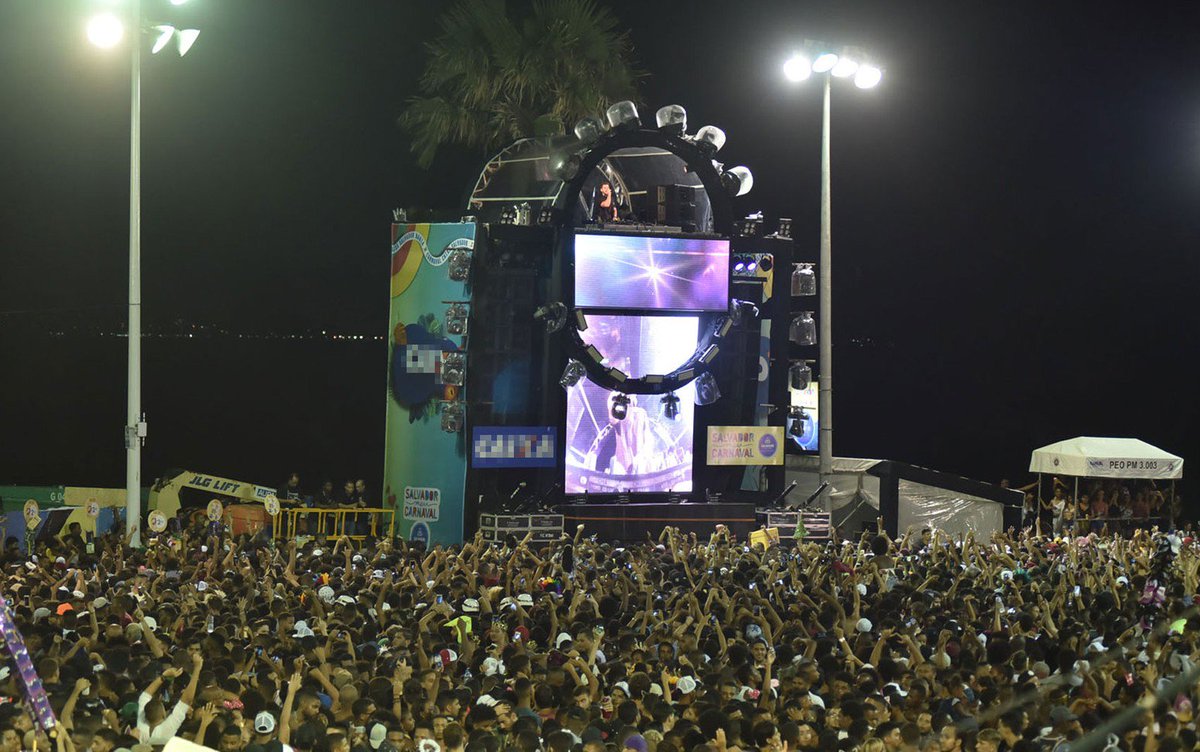 g1's tweet image. Léo Santana e Alok levam multidão à orla de Salvador no pré-carnaval 'Pipoco' glo.bo/2ElzEVz #pipoco #G1