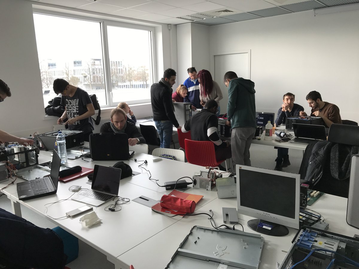 DU_usetic's tweet photo. Semaine sur le fonctionnement d'un ordinateur ! Ça travaille durement au D.U USETIC ! https://t.co/ZuH6MFx0YK