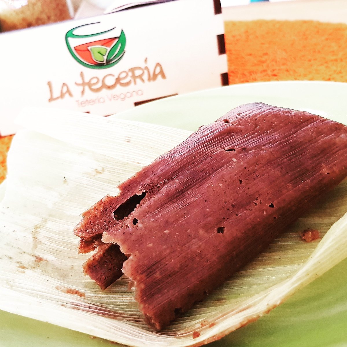 zwigerth's tweet photo. @arelytm76 Aquí, relax, en modo vegano. Tamalito de cacao y de chicharrón de trigo. De estos sí podrías 😉 https://t.co/QSAvRFbQP6
