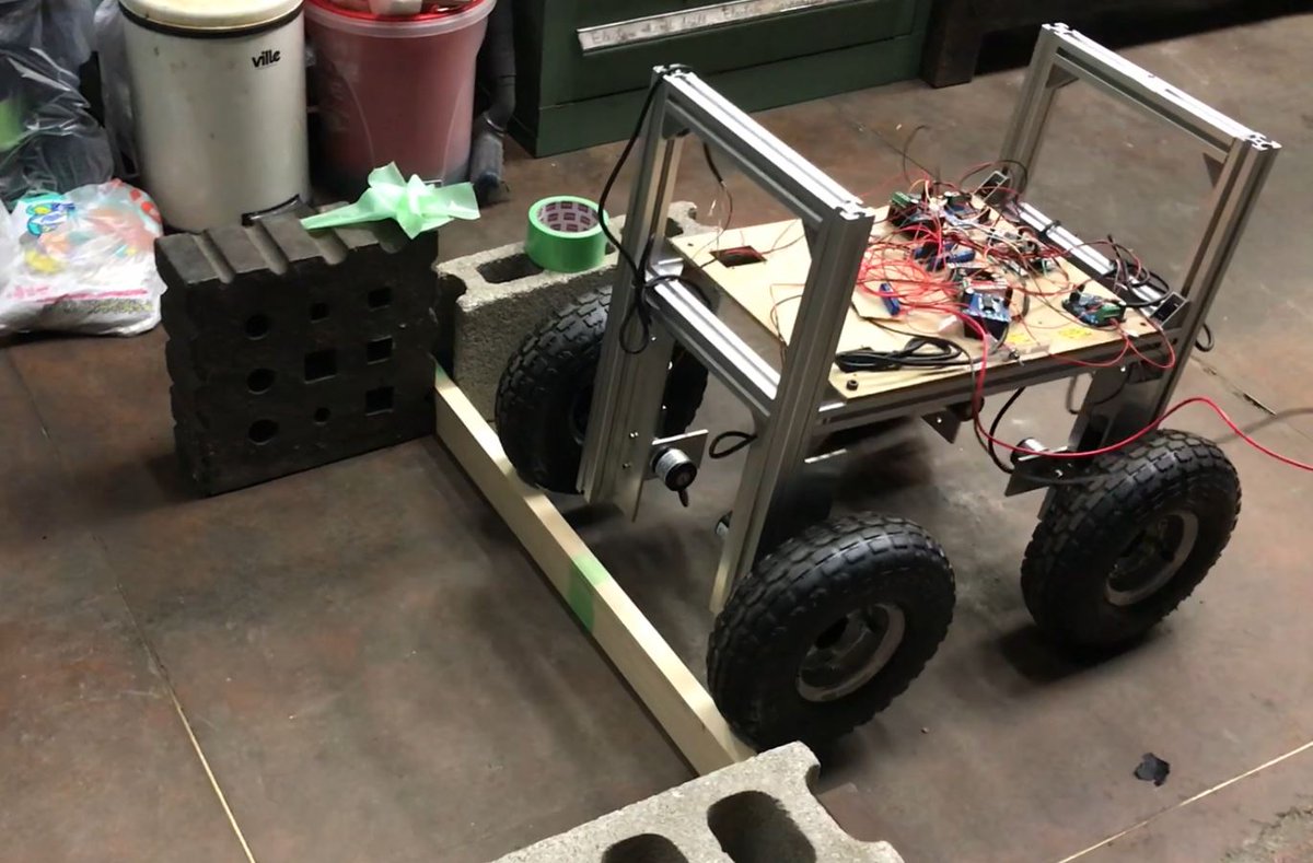 shrimp_f's tweet photo. 卒論提出と発���が終わったので公開。森林環境用ロボットの試作品1号。
#オフロードロボット
#offroadrobot https://t.co/J9utE5jyXj