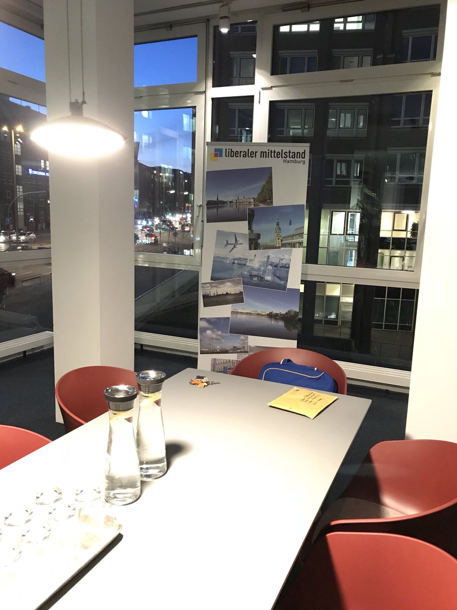 LiMiBund's tweet photo. Stimmungsvolles #Hamburg vor unserer Februar-Sitzung gestern Abend im schönen #MediaFleet. https://t.co/KUxXRG8kqL
