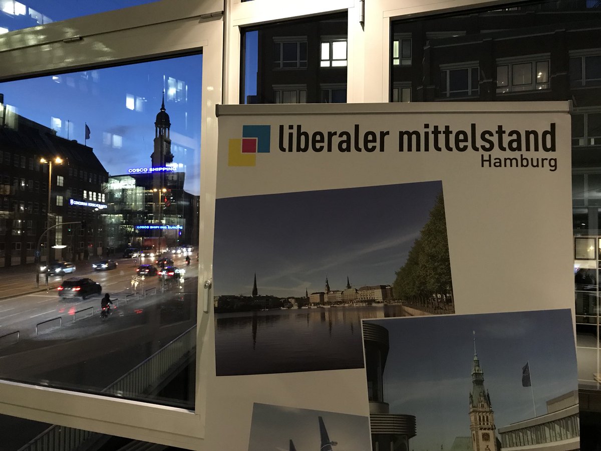 LiMiBund's tweet photo. Stimmungsvolles #Hamburg vor unserer Februar-Sitzung gestern Abend im schönen #MediaFleet. https://t.co/KUxXRG8kqL