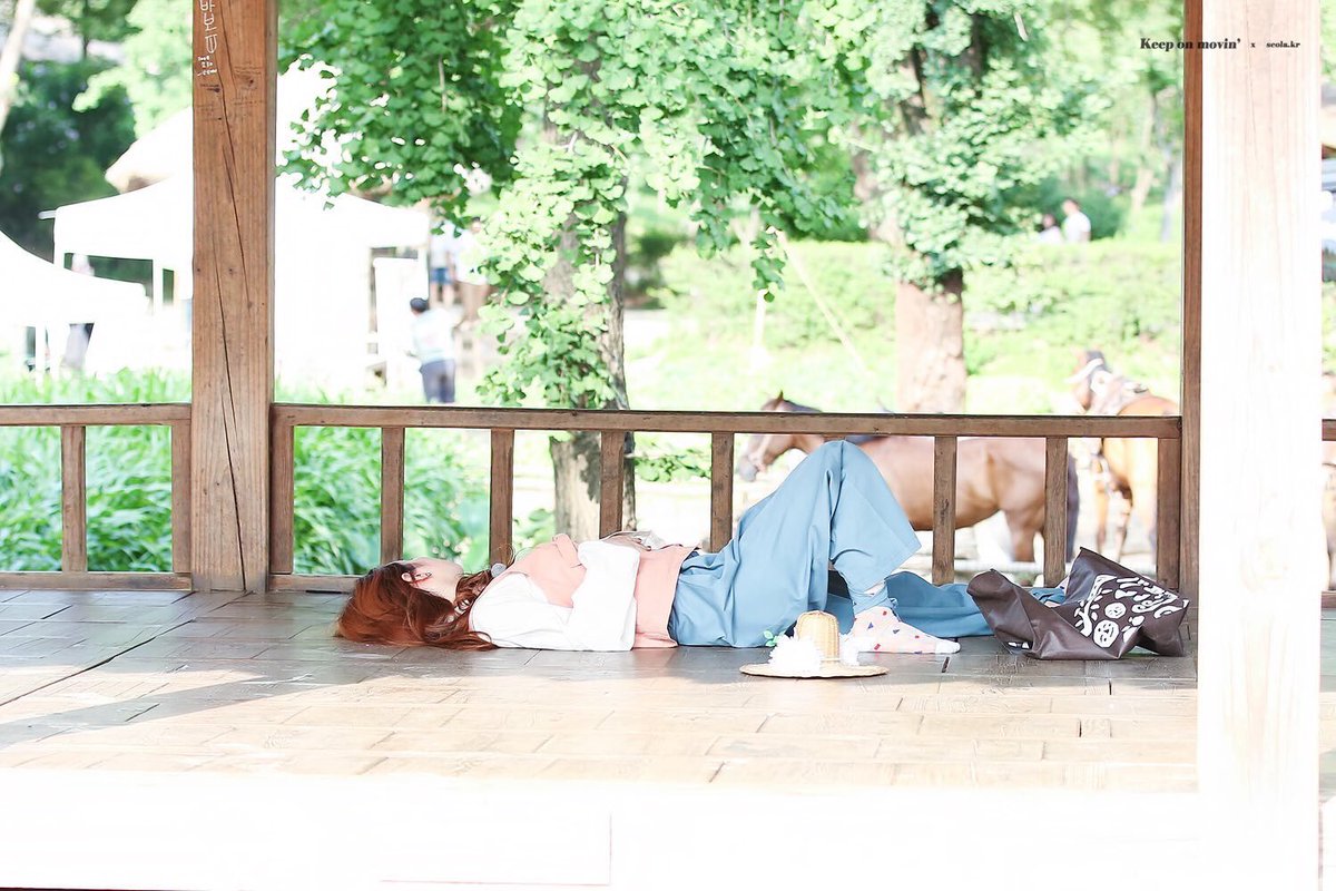 icecrumblebread's tweet photo. 날이 이리도 좋으니 오늘도 곱게 엮은 부채는 팔리지 않을 것이다 지난 여름 객점에 갈 돈이 없어 길바닥에서 병들어 죽어간 동료가 그립다 그도 이런 바람을 참 좋아하였다 https://t.co/t7L1kVfncO