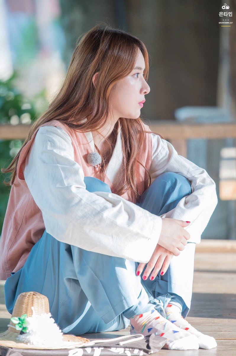 icecrumblebread's tweet photo. 날이 이리도 좋으니 오늘도 곱게 엮은 부채는 팔리지 않을 것이다 지난 여름 객점에 갈 돈이 없어 길바닥에서 병들어 죽어간 동료가 그립다 그도 이런 바람을 참 좋아하였다 https://t.co/t7L1kVfncO
