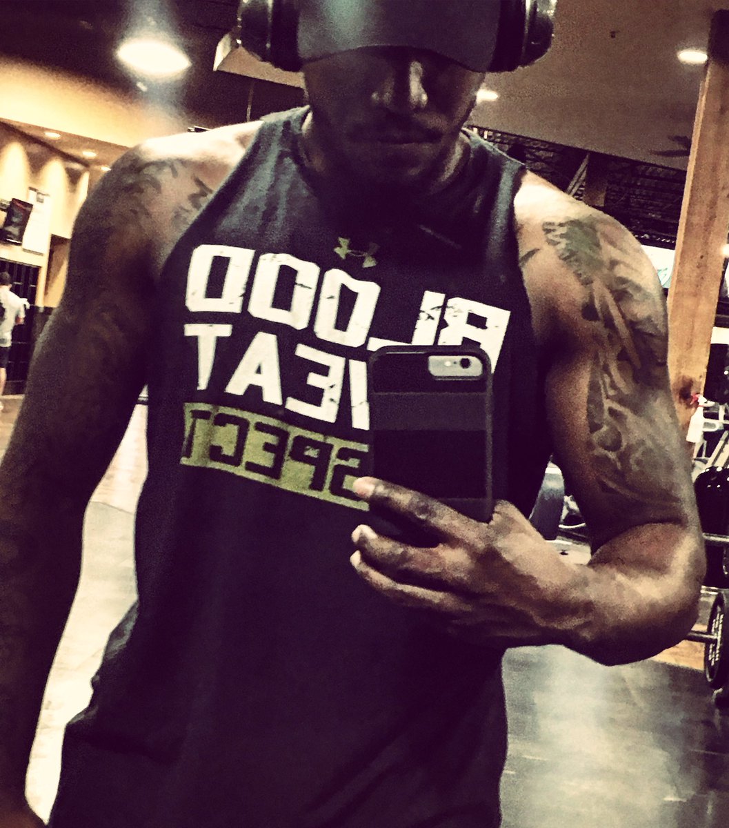 itsjackholliday's tweet photo. Heavy leg day motivation #nevermissatuesday #legday #bloodsweatandrespect #projectrock #projectme #bodybuilding #maximumeffort #squatheavy #squatlow #neverskiplegday https://t.co/wrUYwl5LJ7