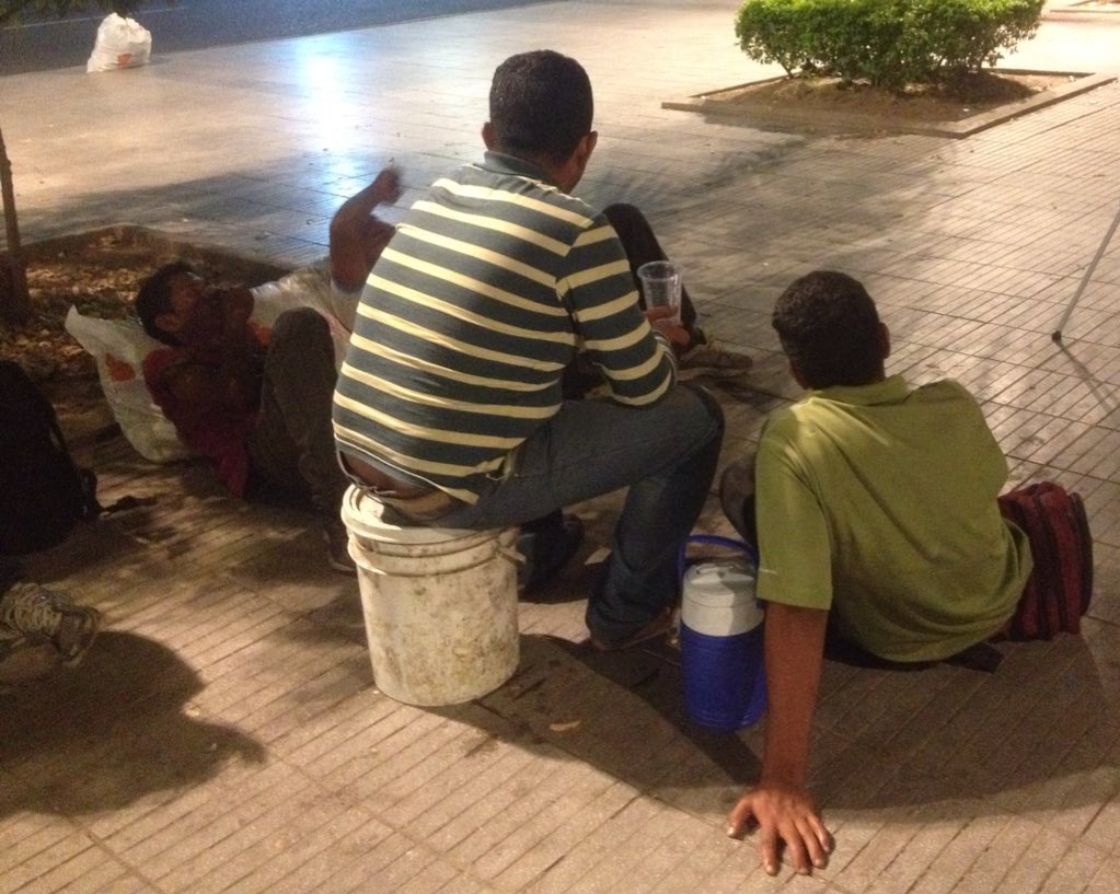 lorebornacelly's tweet photo. "No muestres nuestra cara porque nuestras mamás no saben que nos toca dormir en plazas cuando terminamos de trabajar para poder enviarles dinero a Venezuela" https://t.co/3MIOpi8nJX