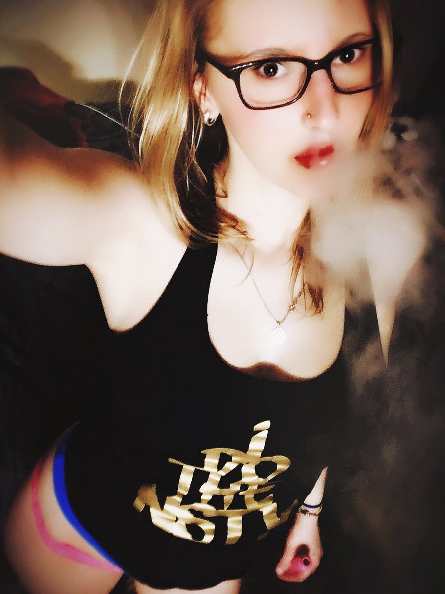 foggingblonde's tweet photo. #FoggingBlonde #promomodel #vapelife #vapers https://t.co/7Nz6useKtb