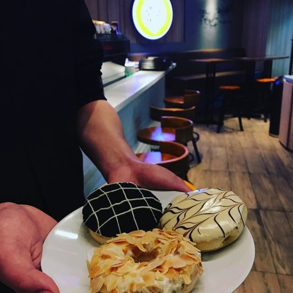 JcoHongkong's tweet photo. Best Sellers in J. CO Tseung Kwan O Top left: Cheese Cakelicious / Top right: Why Nut / Bottom: Alcapone
#jcodonutshk #jcodonutsandcoffee #donut #bestseller #tseungkwanofood https://t.co/gJplKNhEDi