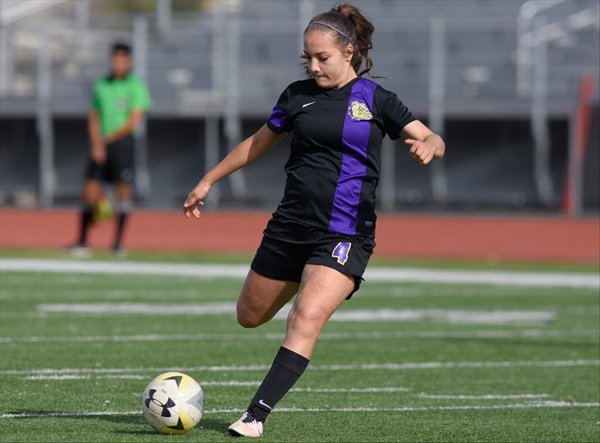 CountyLinePreps's tweet photo. 👀⚽️👉 Yo, happy to announce @soccer_qc sophomore @sophia_serna as our @littlecaesars Player of the Week for w/e Jan. 22. ✅ her Q &amp; A over ➡️ https://t.co/c1R169Xcgv https://t.co/6QUaIikZKn