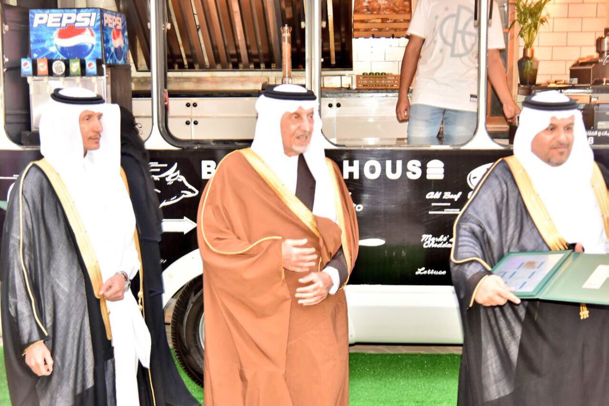 taifcci's tweet photo. برعاية الأمير #خالد_الفيصل
سلمت #غرفة_الطائف بالشراكة مع #أمانة_الطائف أول ثلاث تراخيص لمبادرة "ع الطريق" (FOOD TRUCK) لشابين وفتاة من المحافظة
وذلك بحضورمحافظ #الطائف وأمين الغرفة دسمان الفقيه وعضو مجلس إدارة الغرفة رئيس لجنة شباب الأعمال عبدالرحمن الغامدي ونائبه عبدالعزيز البار https://t.co/JEohQvHUOX