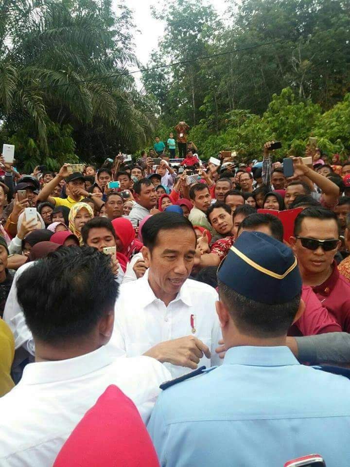Mekson_1701's tweet photo. Kunjungan Presiden Joko Widodo di Kabupaten Dharmasraya Sumatera Barat Pada lokasi pembangunan embung Desa 
#ManfaatDanaDesa
#TPPIBengkulu
@jokowi @EkoSandjojo @anwsanusi @taufikmadjid71 @fachrilabalado @tppindonesia  @tppi_p3mdbkl https://t.co/Rci5yCOwvW