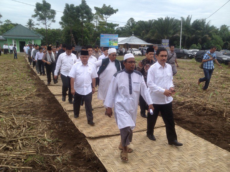 ganaislamika's tweet photo. Pesantren al-Hidayah: Pusat Deradikalisasi Anak-Anak Mantan Teroris. "Di pesantren inilah mereka diajarkan bahwa Islam adalah agama rahmatan lil ‘alamin bukan agama yang mengajarkan kebencian dan kekerasan.”https://t.co/TC4KopPVRs @Haidar_Bagir @syukronamin @BNPTRI https://t.co/pSyIBqTWig