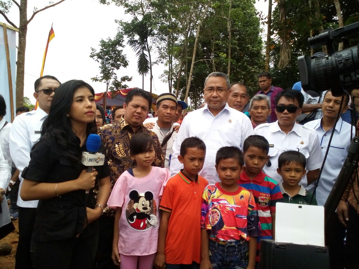 feri_sus77bkl's tweet photo. #ManfaatDanaDesa  
Untuk Indoneaia sejahtera
#TPPIBengkulu 
#PadatKaryaTunai
@jokowi 
@EkoSandjojo 
@anwsanusi 
@taufikmadjid71 
@fachrilabalado 
@dpmd_bengkulu 
@tppi_p3mdbkl https://t.co/4nFL6Qed44 https://t.co/0GzKbkPQAZ