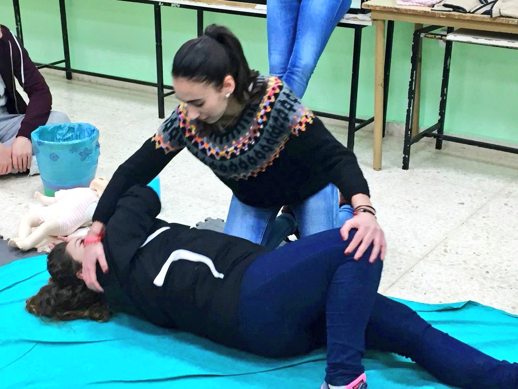 CES_RMISEVILLA's tweet photo. Porque sólo con tus manos puedes #salvarvidas, los alumnos de #1APSD aprenden #RCP y #Primerosauxilios #Aprendeconsentido https://t.co/DVCMl4Yi5r