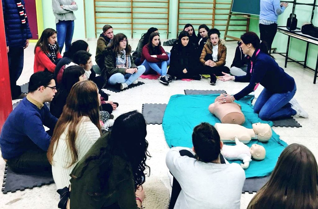 CES_RMISEVILLA's tweet photo. Porque sólo con tus manos puedes #salvarvidas, los alumnos de #1APSD aprenden #RCP y #Primerosauxilios #Aprendeconsentido https://t.co/DVCMl4Yi5r