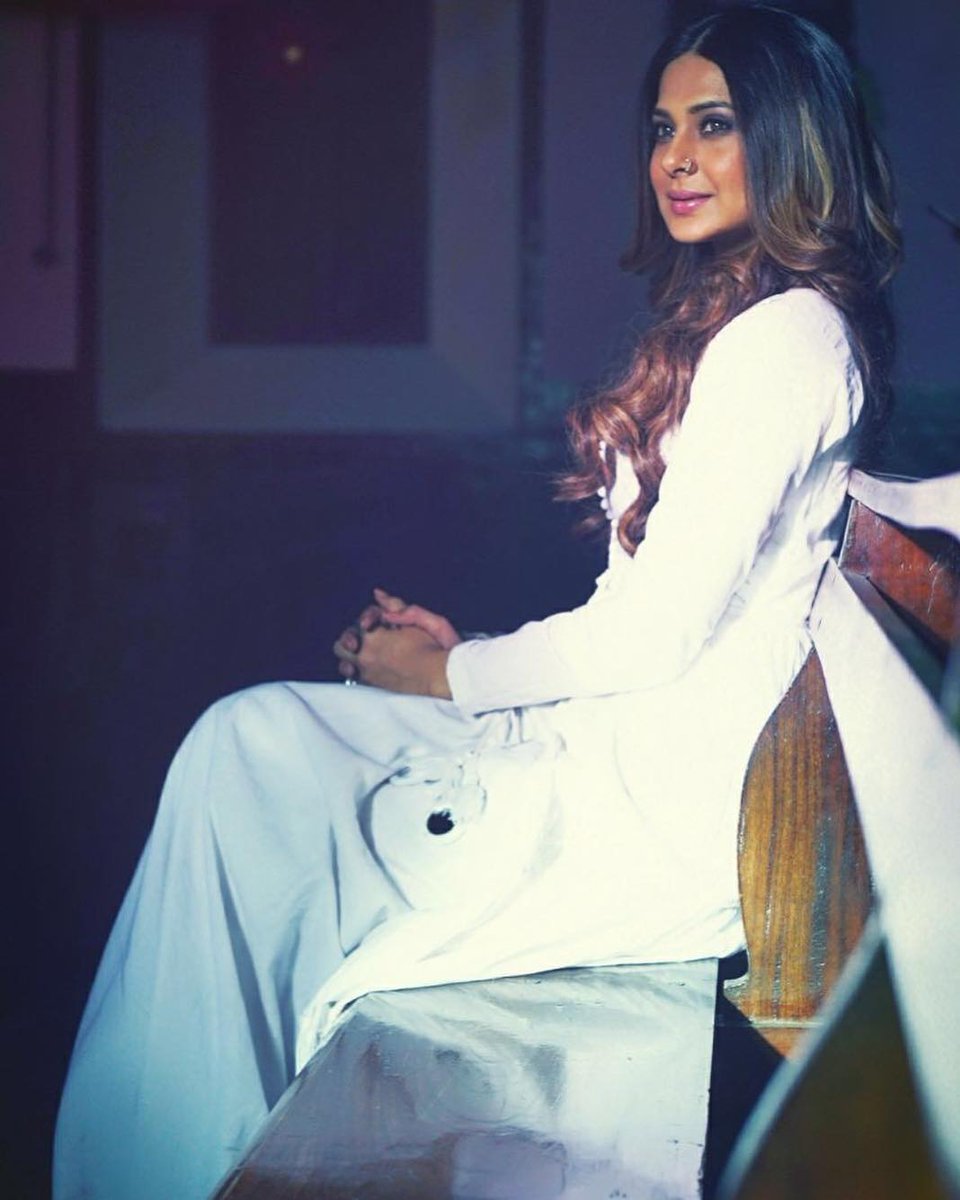 TellyTalkIndia's tweet photo. How many hearts❤ &amp; RTs🔁 for this picture of #JenniferWinget?! https://t.co/fKIfEEmirW