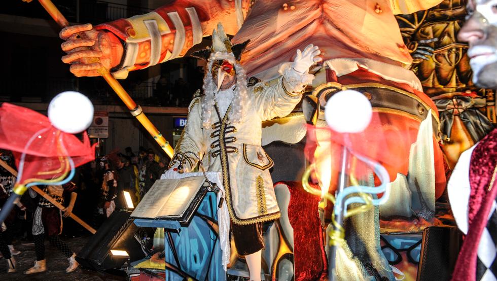 OtroMundoMD's tweet photo. El Pullassu, una tradición transgresora en Torelló https://t.co/QI2ELf4mlg https://t.co/R1XKRaYyAm