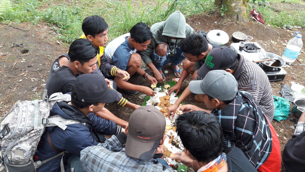 johnharis87's tweet photo. Yg muda yg berkarya "Latihan Dasar Kepemimpinan Pemuda". #ManfaatDanaDesa 
#tppicerbon
@jokowi 
@EkoSandjojo 
@taufikmadjid71 
@anwsanusi https://t.co/ajFA3Srk1L