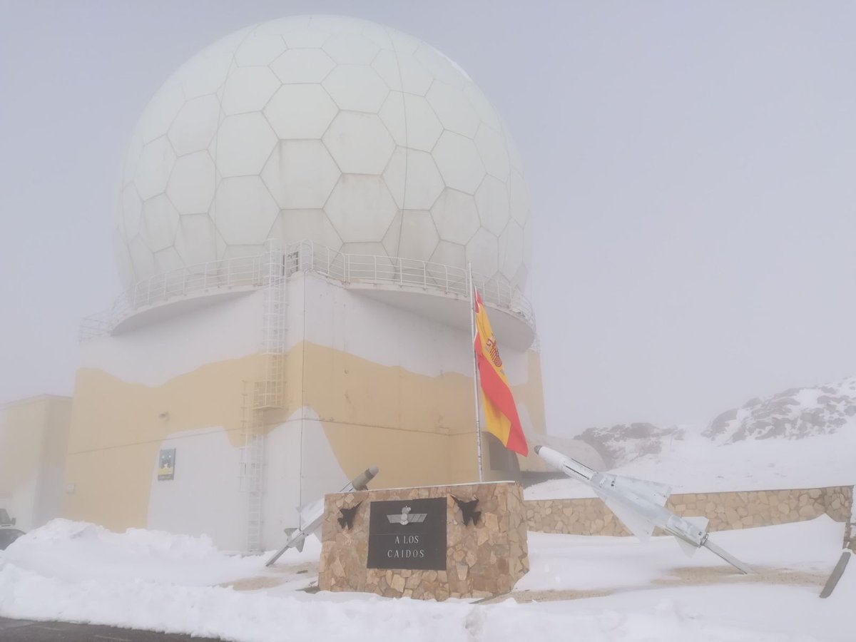 EjercitoAire's tweet photo. La #nieve también ha llegado al #EVA5 en #Alcoy #Alicante desde donde se vigila el espacio aéreo del sureste de #España 24 horas 365 días al año https://t.co/XzfxWNtyqj