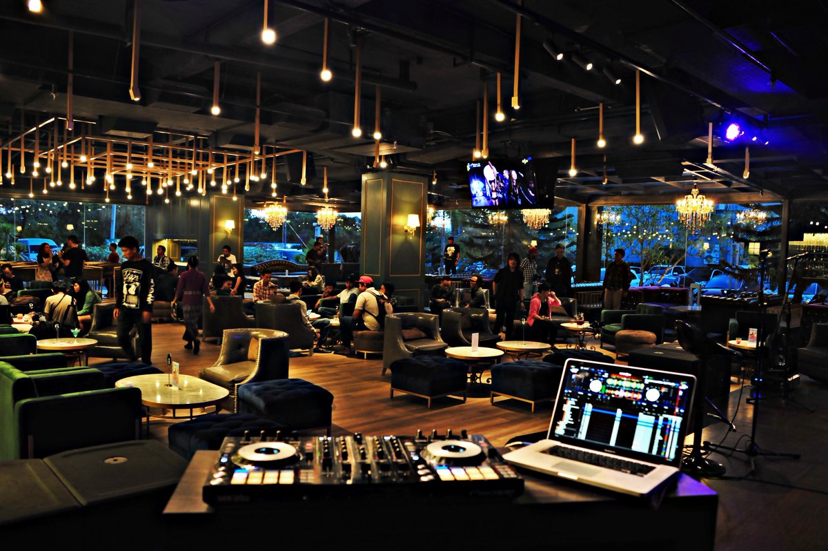 Have a wonderful night at The Fireplace Lounge and enjoy music live.
#FireplaceSBKN #swissbelkendari #swissbelhotel