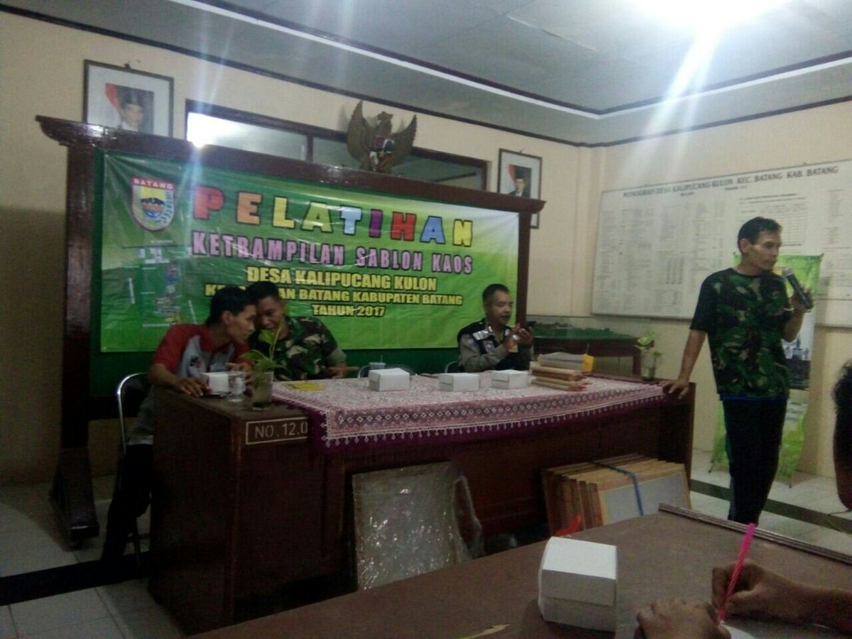P3mdBatang's tweet photo. Pelatihan Ketrampilan Sablon Kaos ds. Kalipucang Kulon Kab.
 Batang #ManfaatDanaDesa #TPPIJateng #TPPIBatang @Jokowi @tppiindonesia https://t.co/1Atww4OSAU