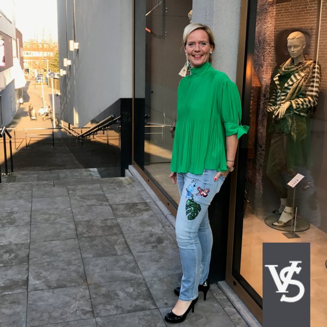 LOOK OF THE DAY |Suzanne in een groene plissé blouse van By Malene Birger en fantastische jeans van Cambio! #ByMaleneBirger #Cambio #VerschoorStore #VerschoorSliedrecht