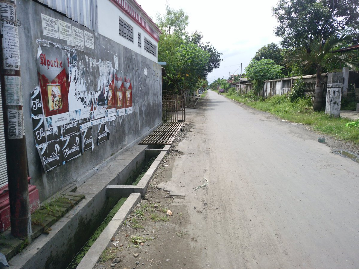 malikinusantara's tweet photo. Terimakasih pak @jokowi, jalan #Desa Podorejo, Sumbergempol, Tulungagung. Tidak banjir lagi saat hujan
#ManfaatDanaDesa 
#PadatKaryaTunai 
#tppijawatimur 
@jokowi @EkoSandjojo @anwsanusi @taufikmadjid71 @fachrilabalado @DewantoAndry @kpw4jatim https://t.co/bb3VeGyEQt