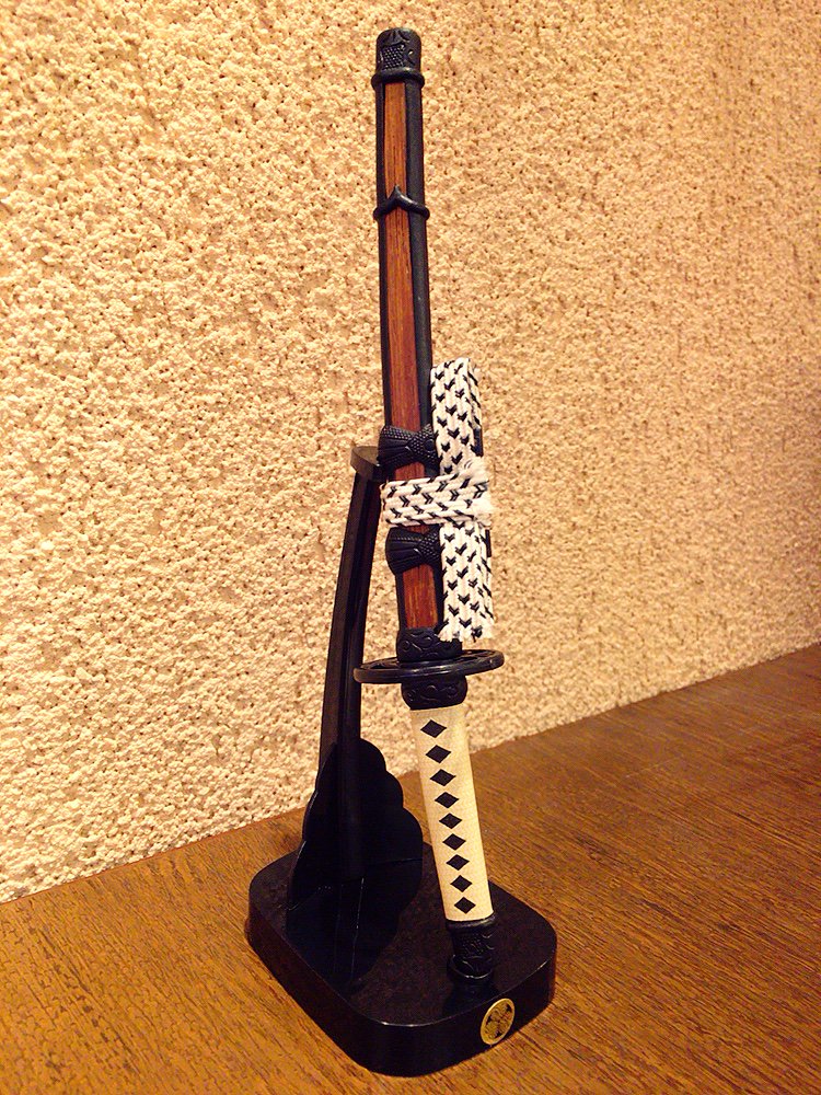 アニメガ ソフマップ 仙台駅前店 A Twitter 模造刀情報 匠刀房より 110ミニ陣太刀 金刀剣 掛台付 1 ミニ陣太刀 黒刀剣 掛台付 1100 刀剣型ペーパーナイフ ミニ忍者刀 掛台付き 入荷いたしました デスクの上に置けるサイズのミニ刀です 掛台付