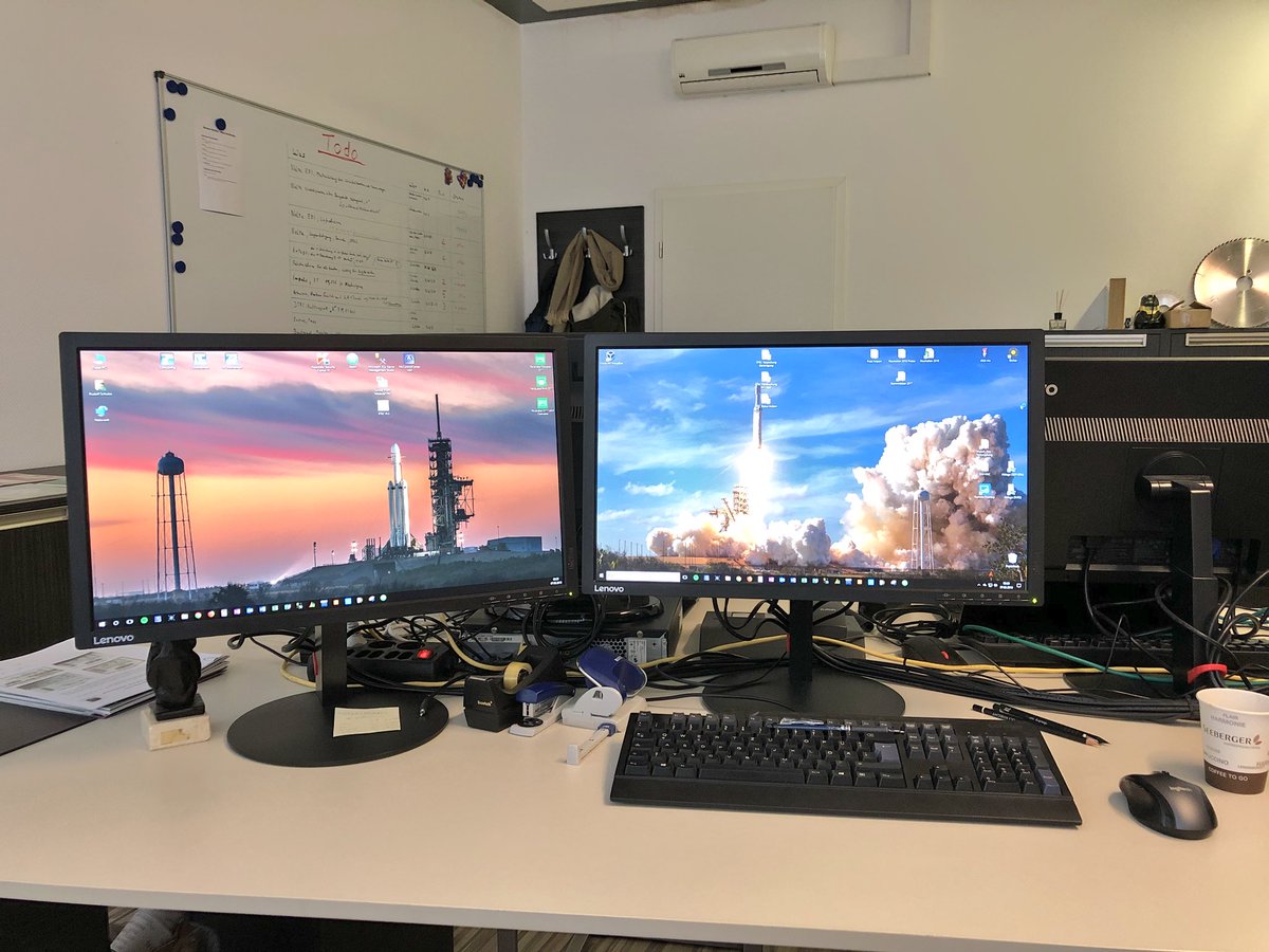 BoscoMac's tweet photo. Erst mal neue Hintergründe. #spacex #FalconHeavycore #falconheavylaunch https://t.co/4CB1C9cGLl