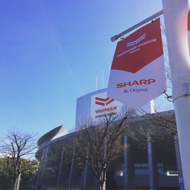 SHARP_JP's tweet photo. つい先日サッカークラブ「セレッソ大阪」のスポンサー契約を発表したのですが、舌の根も乾かぬうちに、セレッソのホームで弊社の名を貼りまくりました。 https://t.co/F8VjqsbO29