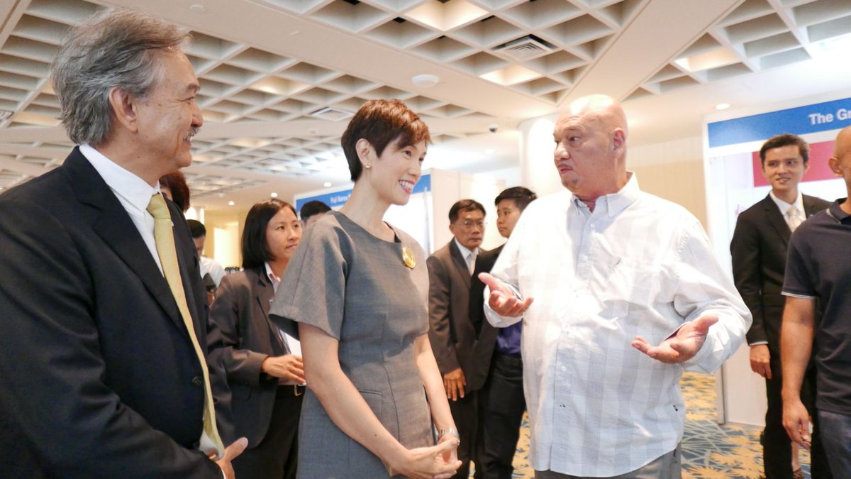 resources2share's tweet photo. Our Co-founder, Mr Ken Pereira, introducing our digital platform to SNEF's BeyondSG50 guest of honour, Second Minister of Manpower, Mrs Josephine Teo. https://t.co/ZdlN5O7qAd