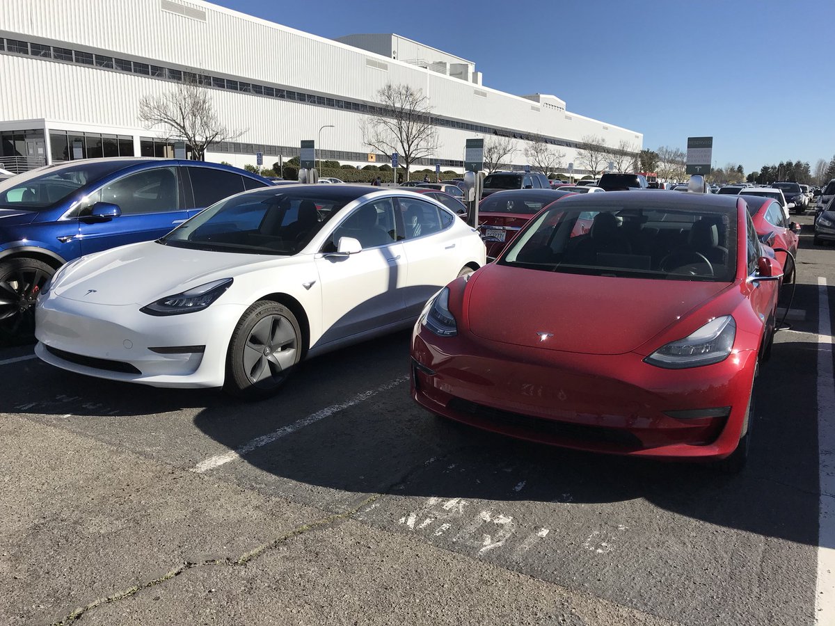 kazmeister1's tweet photo. 今回の #旅行 の目的のひとつはコレ! #テスラ #ファクトリーツアー
イーロン・マスク、今日は #大成功 だった #スペースX #ファルコンヘビー の #打ち上げ でおそらくフロリダだったかな。
それと、まだ日本には来てないけど、こちらでも珍しい #モデル3 見れた!
#teslafactorytour #Fremont https://t.co/JurARQHJG9