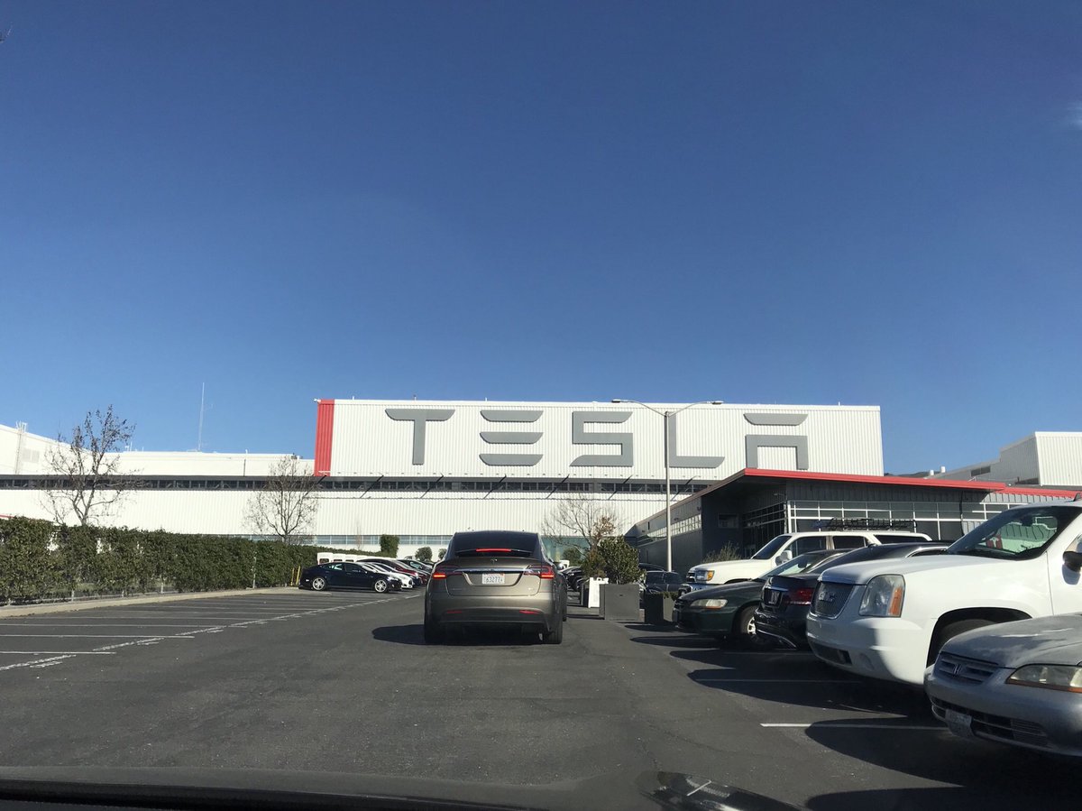 kazmeister1's tweet photo. 今回の #旅行 の目的のひとつはコレ! #テスラ #ファクトリーツアー
イーロン・マスク、今日は #大成功 だった #スペースX #ファルコンヘビー の #打ち上げ でおそらくフロリダだったかな。
それと、まだ日本には来てないけど、こちらでも珍しい #モデル3 見れた!
#teslafactorytour #Fremont https://t.co/JurARQHJG9