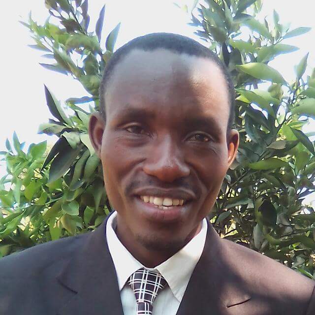 Jean Claude Nshimirimana, correspondant  de la Radio Isanganiro à l'Est du #Burundi convoqué ce mercredi par le Gouverneur pour le dossier "contributions   aux elections éxigées  aux enseignants et directeurs en plus des retenus sur salaires".  Source: @RadioIsanganiro