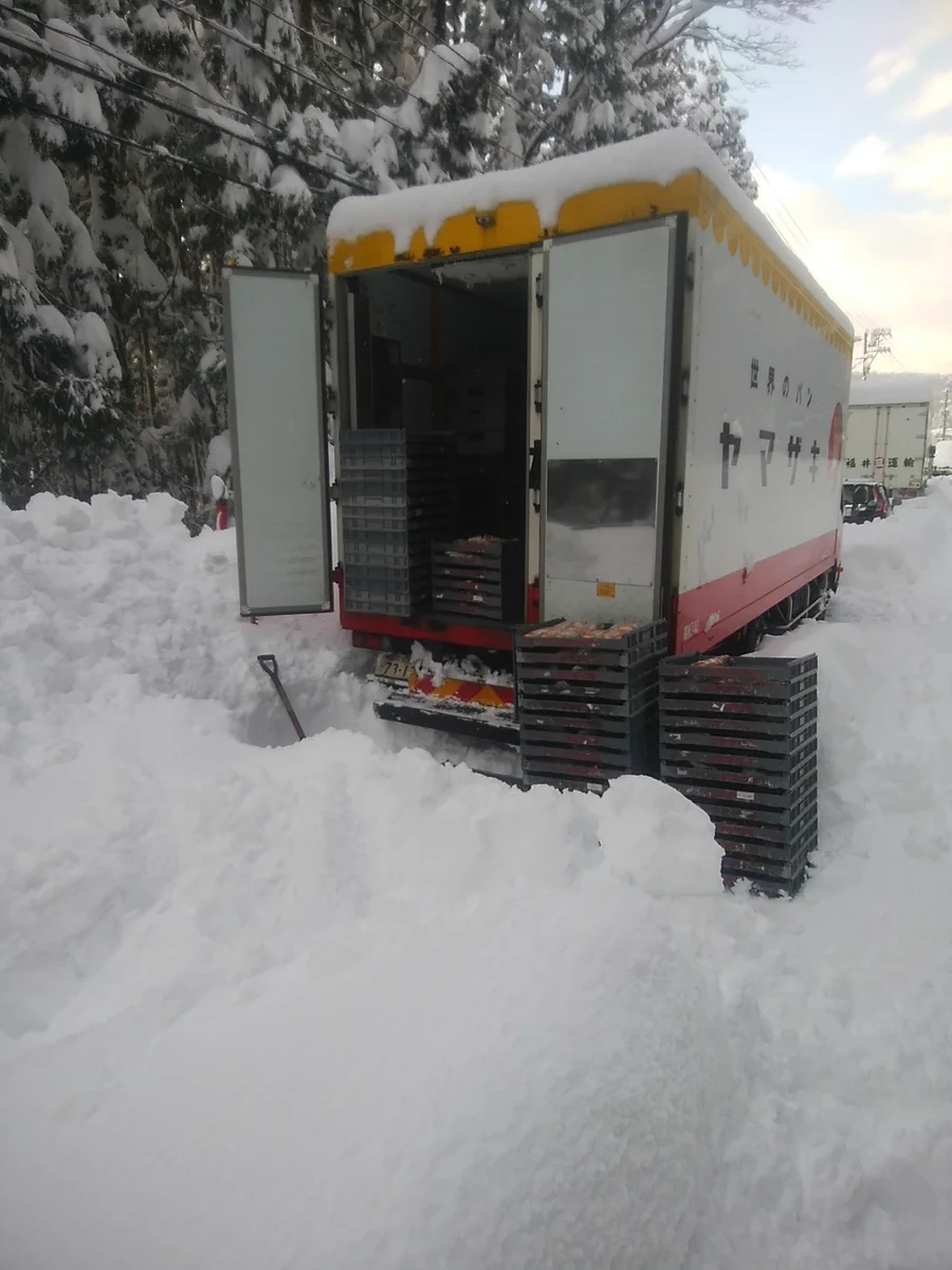 まさに神対応！豪雪地域で立ち往生の車にヤマザキパンが自社製品開放！