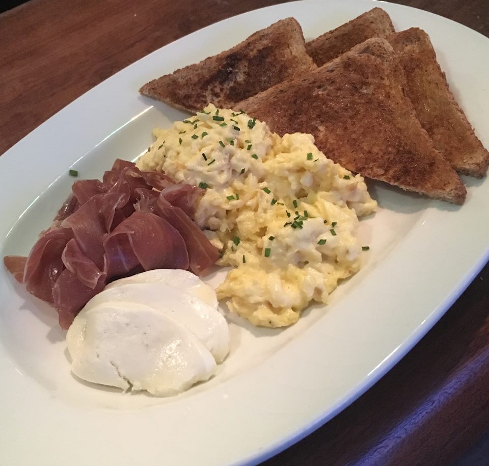 CockOBarton's tweet photo. Goooooood morning!! What a lovely morning it is, join us for breakfast, served every morning (you don't have to be a resident to enjoy it!!) #breakfast #morning #cheshire #eggs #cupotea https://t.co/32ehllILrp