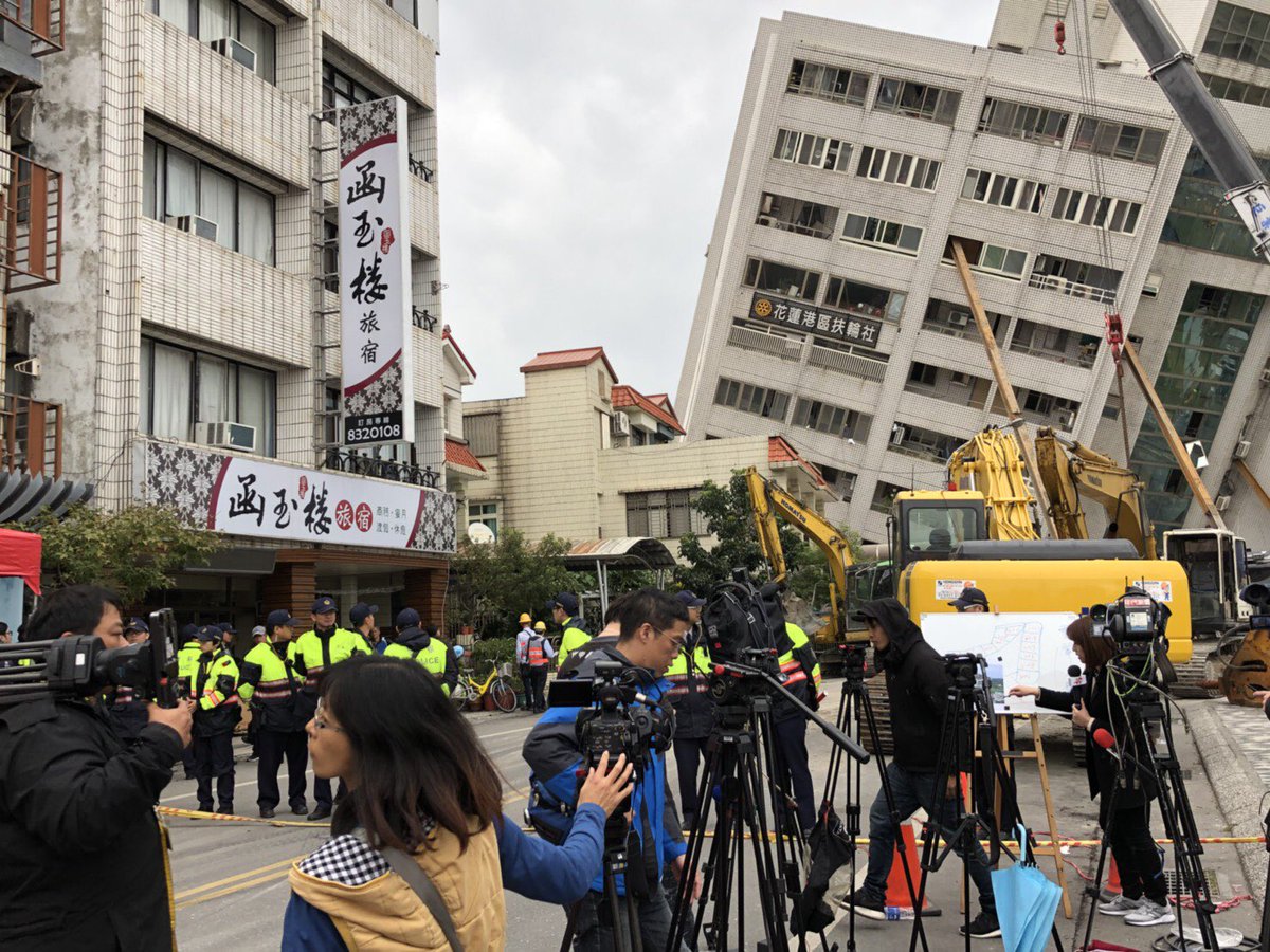 VictoriaJenCNA's tweet image. A residential building tilted after the powerful quake that struck Hualien of eastern Taiwan close to midnight Tuesday. #hualien #quake