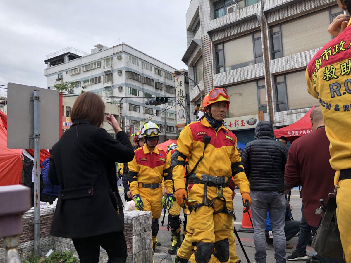 VictoriaJenCNA's tweet image. A residential building tilted after the powerful quake that struck Hualien of eastern Taiwan close to midnight Tuesday. #hualien #quake