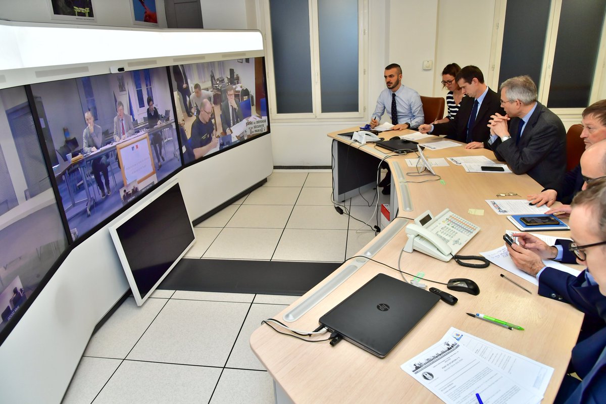 #ParisSousLaNeige Au Centre opérationnel de gestion interministérielle des #crises #COGIC, les représentants des ministres de l'Intérieur, des Transports et du Premier ministre suivent la situation de près, en lien permanent avec les #préfets