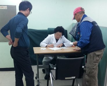 #성남시 #중원구보건소 #안나의집 #노숙자무료진료
중원구보건소에서 안나의 집 노숙인 대상으로 무료 진료 서비스 진행
- 혈액, 혈압, 당뇨 검사, 내과, 가정의학과, 피부과, 치과 진료, 약 처방 상담 등 시행