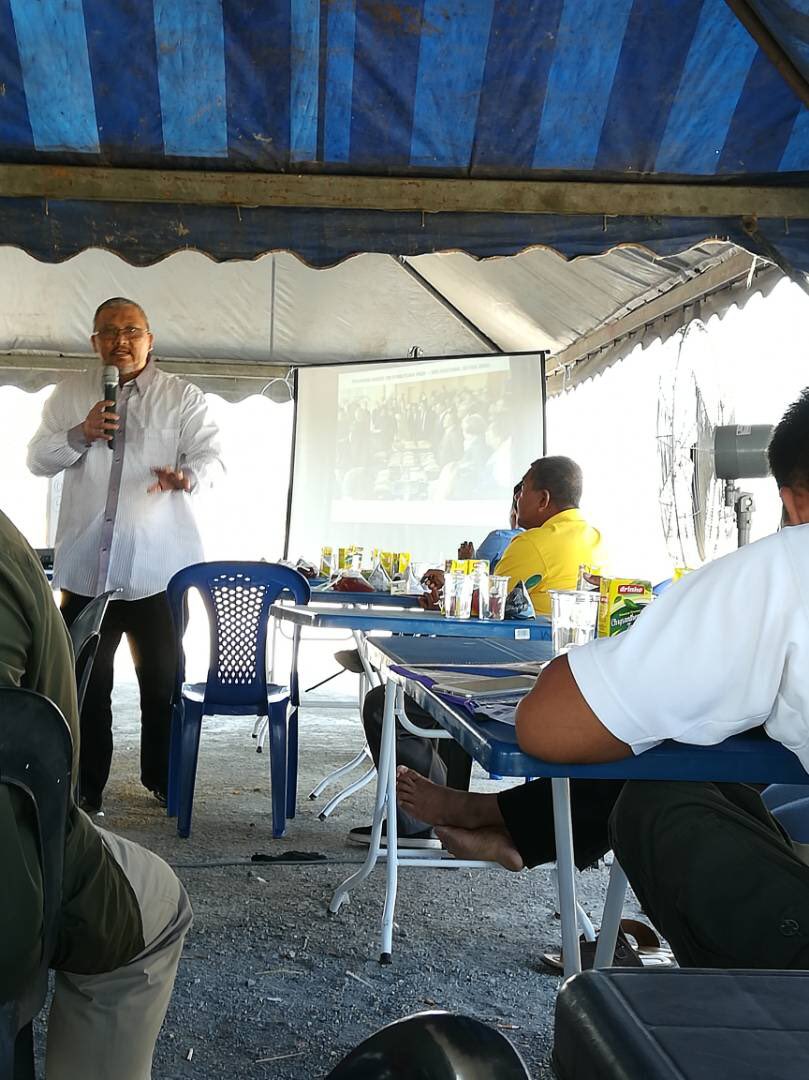 fizaarose's tweet photo. Program Hands-on Pemutuan Padi Musim II/2017 kepada penyelia estet padi NKEA Wilayah II di Pusat Belian Padi PPK A-II Kodiang bersama Bernas dan kawalselia. 

#madamabeles 
#madawil2 
#OurFoodOurFuture https://t.co/KVrcK6c4pA